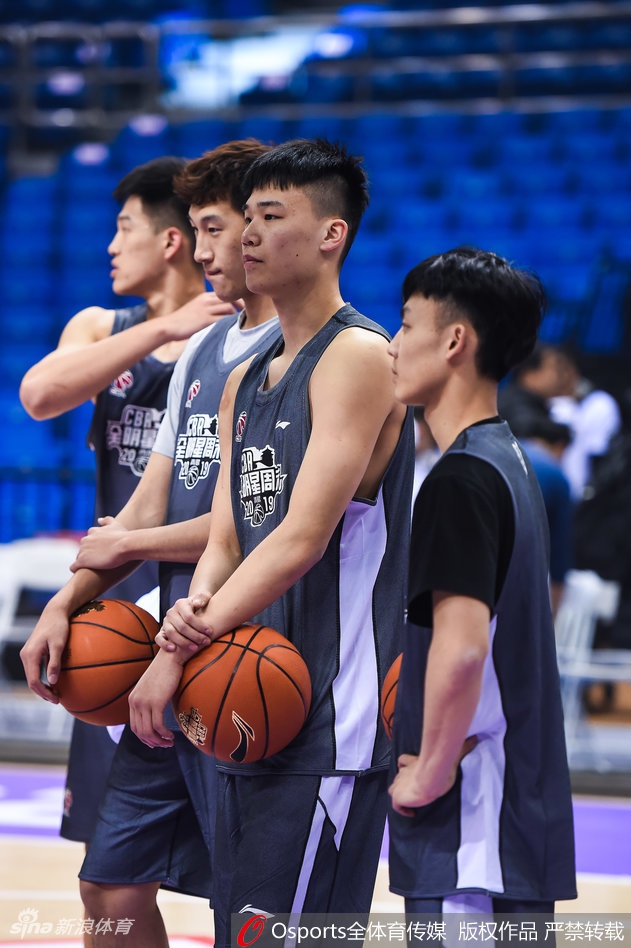 一位球员正在进行核心力量的训练，身体在瑜伽球上保持平衡，双手紧握一个重重的实心球。他的表情因发力而略显狰狞，每一块腹肌都如同刀刻般分明，展现着职业球员在看不见的地方付出的苦功。