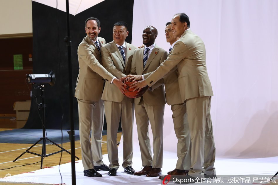 全景定格搞怪大集合，全队围成一圈指向镜头，表情夸张各异，仿佛在宣告：别看我们现在搞笑，上了赛场可就是真正的烈豹猛兽了。