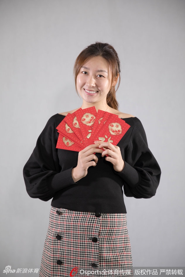 在东京街头的暖阳下，刘格婷身穿休闲装坐在台阶上，单手托腮，一双清澈的眼眸望向镜头，既有着少女的俏皮，又不失运动员特有的飒爽英姿。