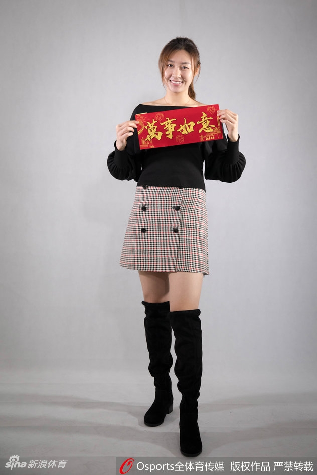 镜头拉近，刘格婷精致的侧颜在柔光下显得格外迷人，随性的马尾辫和简约的穿搭，完美衬托出她作为职业运动员的青春活力与健康之美。