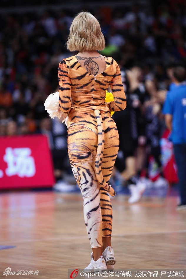 虎女郎回眸一笑，眼角眉梢带着万种风情，赛场瞬间化为她的魅力秀场