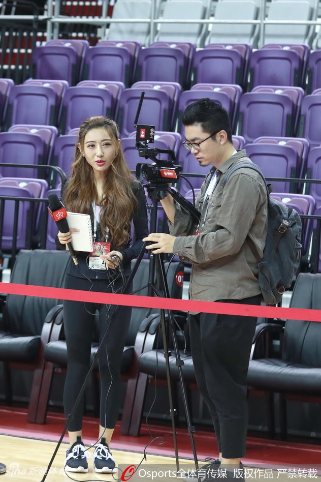 比赛进入白热化阶段，美女主持人全神贯注地盯着赛场方向，手中紧握着台本，她的神情随着辽宁队的每一次进攻而起伏。