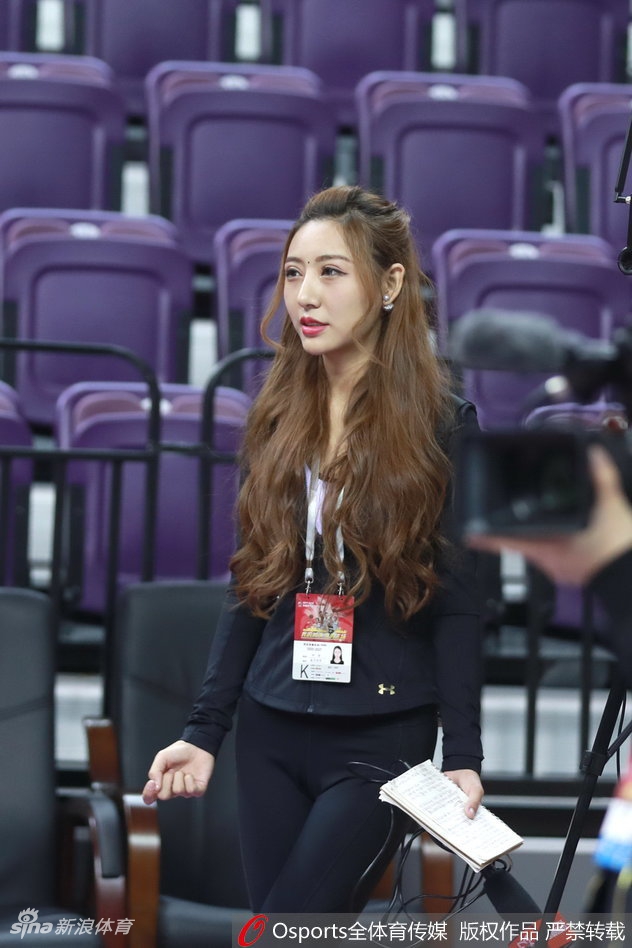 中场休息时，美女主持人整理着手中的资料，即使是在休息间隙，她依然保持着得体的仪态，甜美的笑容仿佛能化解比赛的紧张。