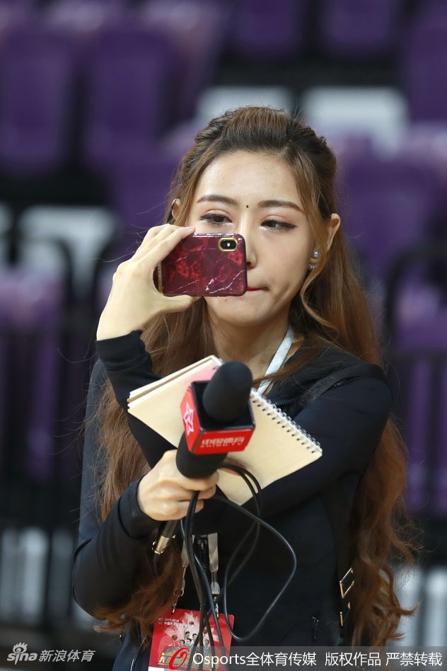 夺冠瞬间，美女主持人难掩激动之情，在漫天的金色彩带中，她笑得像个孩子，与身后的庆祝的人群共同构成了最幸福的画面。