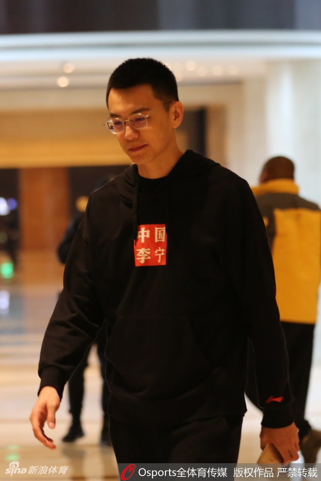 辽篮将士们从大巴车上走下，被眼前的景象所震撼。郭艾伦面带微笑，耐心地为球迷签名，旁边的队友赵继伟则用手机记录下这感人的一幕。他们的脸上写满了征战的疲惫，但更多的是圆梦后的释然与幸福。