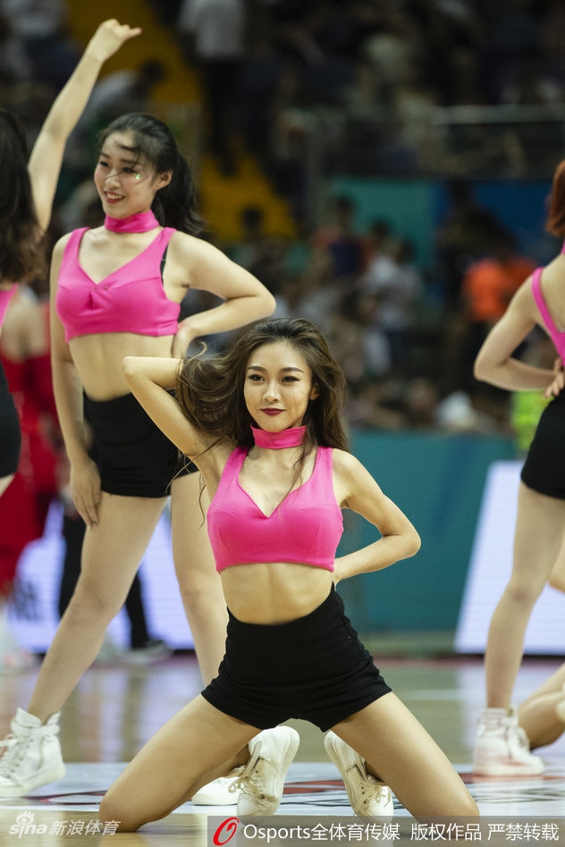 动感舞姿定格瞬间，宝贝身姿轻盈如燕，飘逸的长发与动感的服饰展现出篮球宝贝的无限活力。