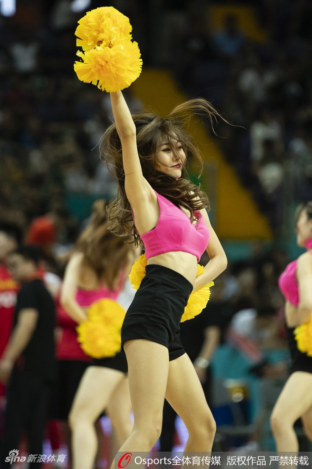 宝贝轻抚秀发，眼神中透露出自信与专注，即使是赛前准备的瞬间，也流露出独特的赛场魅力。