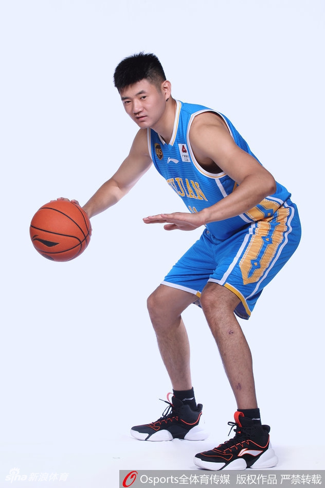 主教练朱世龙在场边运筹帷幄，双手抱胸眼神坚毅，准备将跑轰战术进行到底