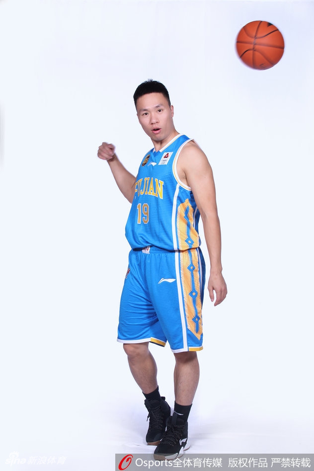 福建男篮全队上下众志成城，紧握双拳目光如炬，展现出团结一心的团队力量