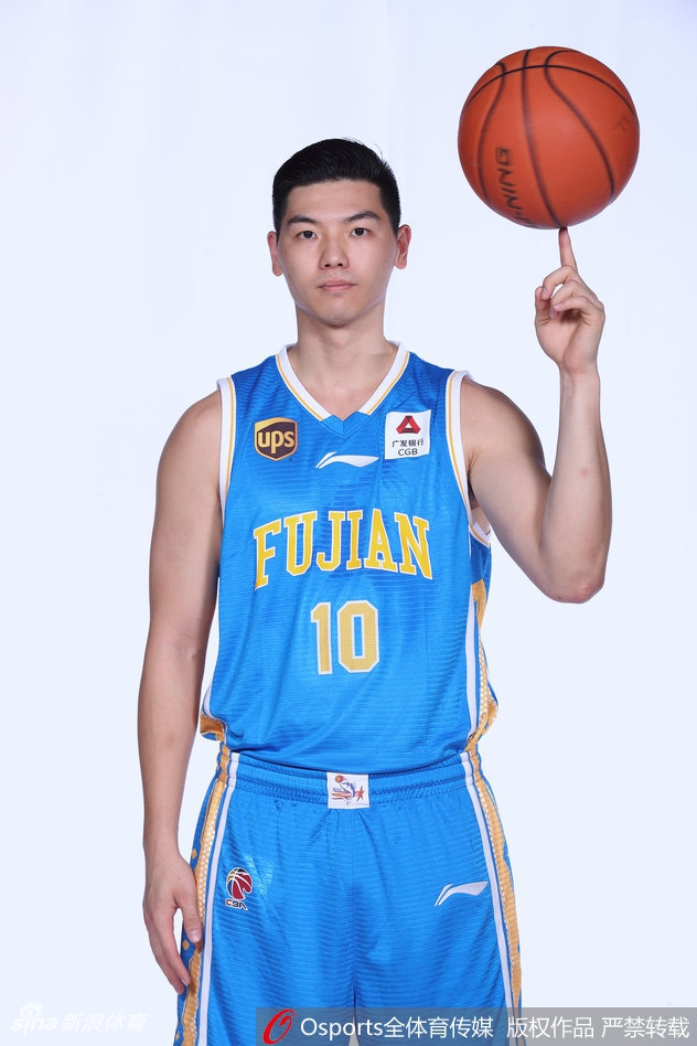 神射手陈林坚张手命中三分，篮球在空中划出一道优美的弧线，精准洞穿篮网