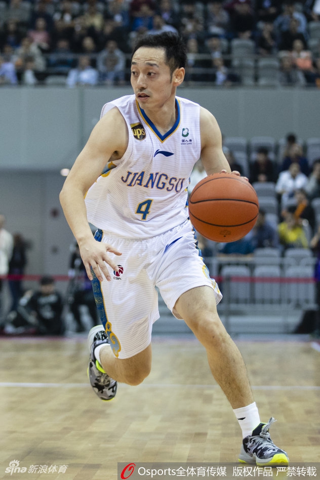 青岛大外援约翰逊在三人包夹之下强行起篮，肌肉碰撞的激烈感仿佛要穿透屏幕，展现了其惊人的上肢力量。