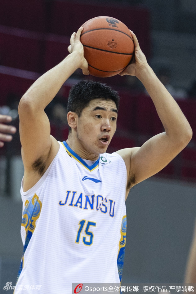 终场哨响，肯帝亚队员们紧紧拥抱在一起，主场球迷看台上爆发出雷鸣般的欢呼，共同庆祝这场来之不易的逆转胜利。