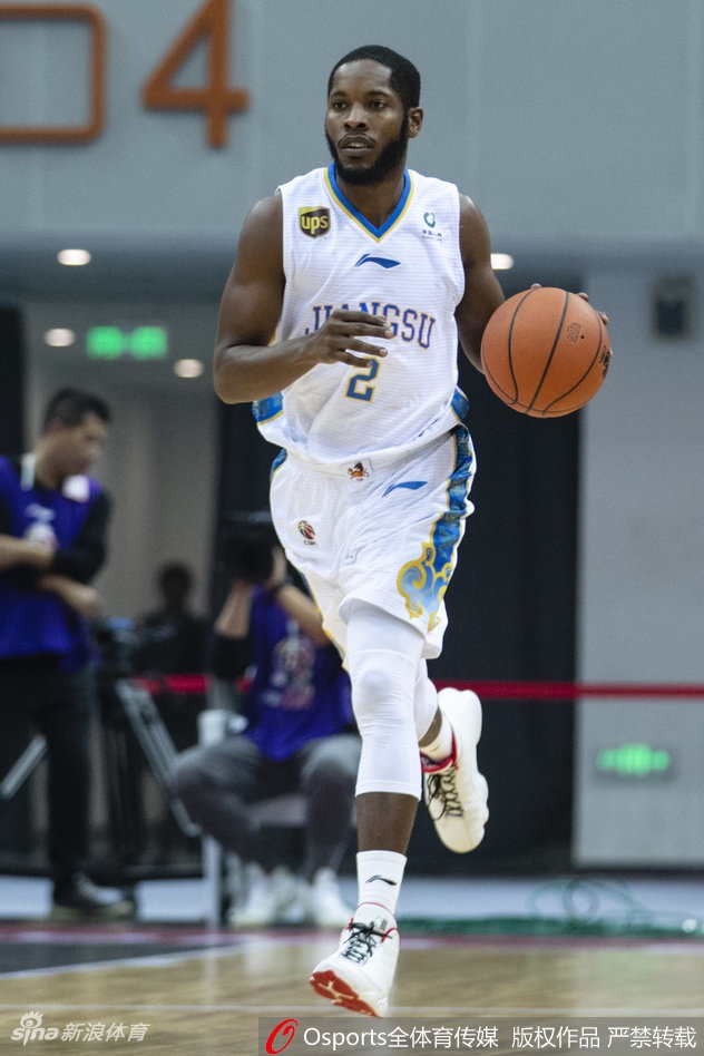 青岛队小外援吉布森面对贴身防守，空中身体完全舒展，以极其刁钻的角度完成高难度上篮，篮球在空中划出一道美妙的弧线。