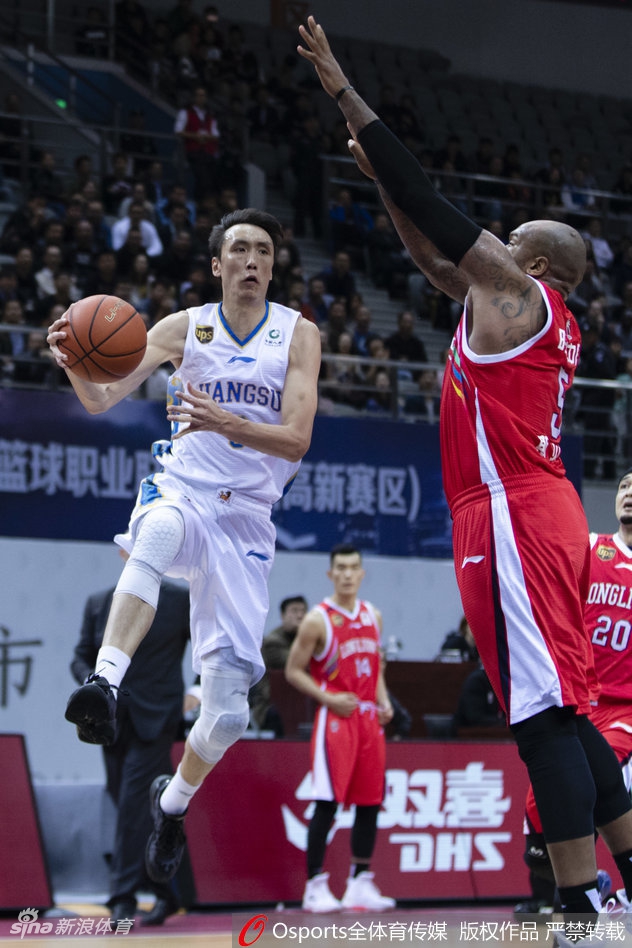 胜利哨响的一刻,肯帝亚将士们紧紧相拥,汗水与笑容交织在一起,这一刻的荣耀属于场上每一个人,属于这个永不放弃的团队。