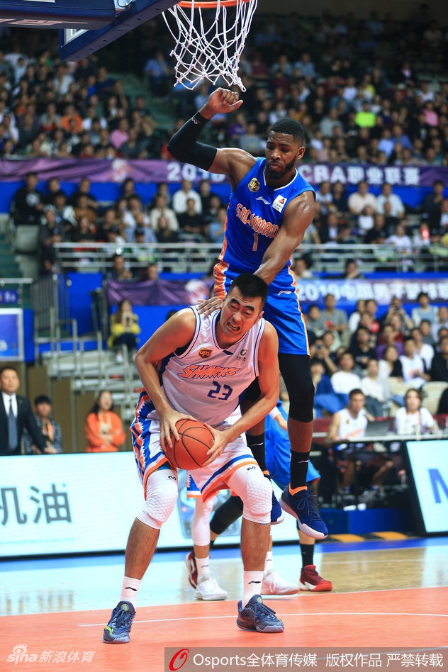 张兆旭高高跃起送出血帽，四川队上篮球员面露无奈，禁区成为禁飞区