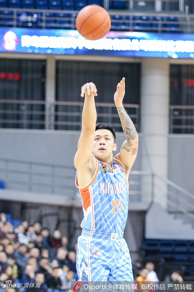 王哲林赛后手指指向观众席，与全场欢呼的福建球迷共同庆祝里程碑之夜