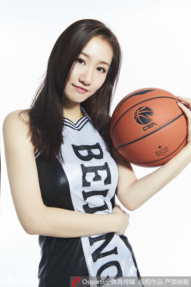 女孩回眸一笑，紧身热裤勾勒出完美腰线，舞台灯光洒在她的身上，仿佛为她披上了一层闪耀的光辉，眼神中充满了故事感。