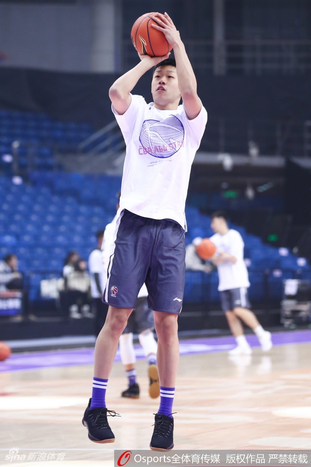 身穿深色训练服的CBA星锐球员在空荡的球馆里运球推进，巨大的球队LOGO在地板上反射着灯光，他的眼神如猎鹰般越过防守球员，仿佛此刻已经是决赛的最后一秒。