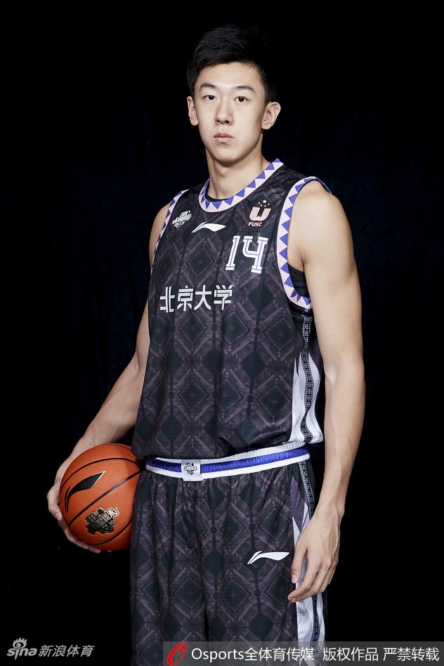 大学生联队的王少杰篮下强攻，长臂舒展，指尖轻柔地将球送入网窝，这一刻，天赋与技巧完美交融。