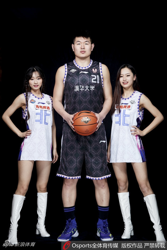 浙江队的程帅澎快速突破，身形如电，坚定的眼神锁向前方，仿佛一切防守都只是他前进路上的虚设。