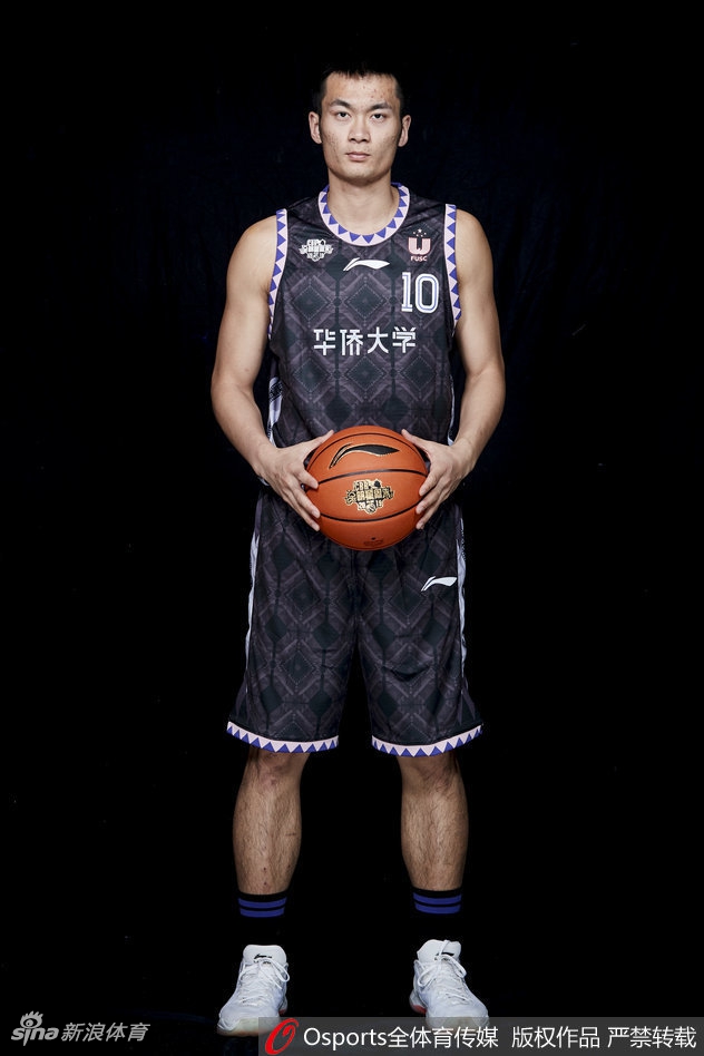 四川队的黄荣奇蓄势待发，肌肉线条充满张力，仿佛一头猎豹，随时准备跃起，将身体砸向篮筐。