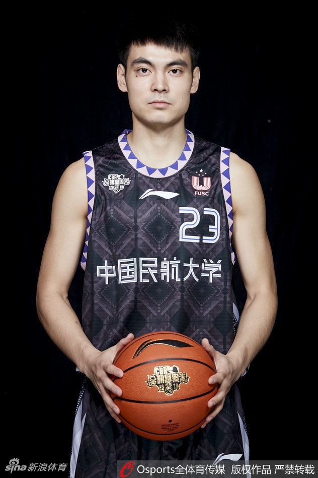 天津队孟子凯跃起投射三分，手腕轻压，皮球在空中划出彩虹，这是他全场火热手感的最佳写照。