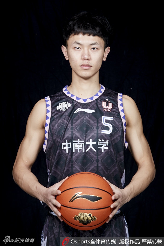 来自广东的少年徐杰，身形灵动，持球时犹如山间清风，看似轻柔却能穿透防线，尽显控卫的本能。