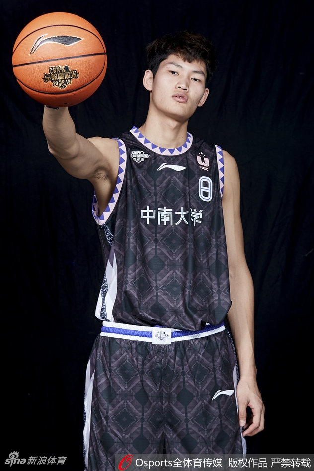 八一小将郭昊文身披战袍，目光如炬，仿佛要将篮筐点燃，少年的锐气在眉宇间凝聚成剑。