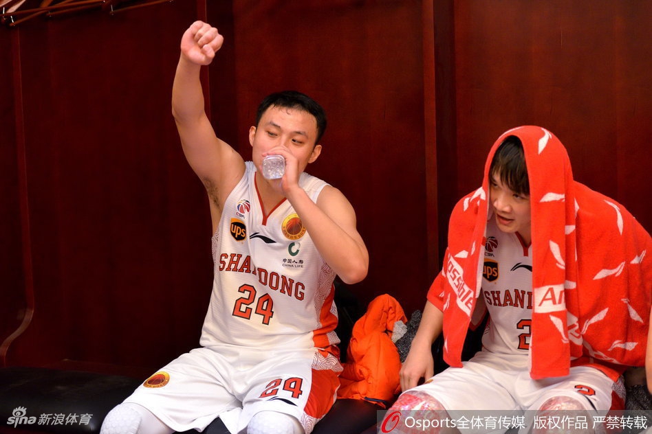 山东男篮众将围在一起，小丁露出标志性微笑，莫泰搞怪抢镜