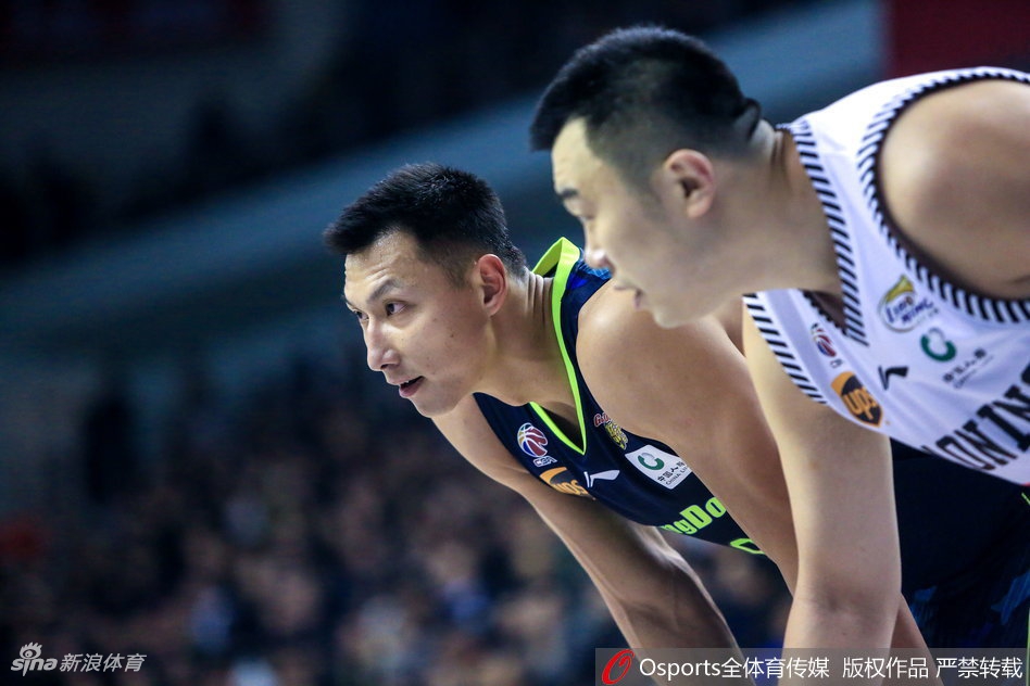 辽宁队年轻后卫赵继伟灵动运球，面对广东队的严密盯防，冷静地观察队友跑位，准备送出手术刀般的精准传球。