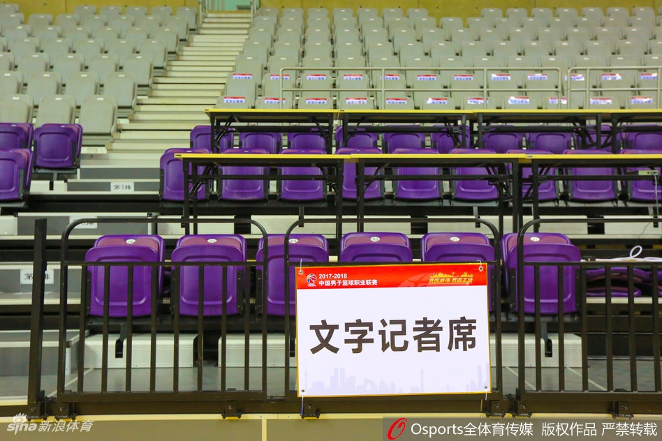 外援哈德森在训练中从容出手，皮球划过完美弧线直奔篮筐。