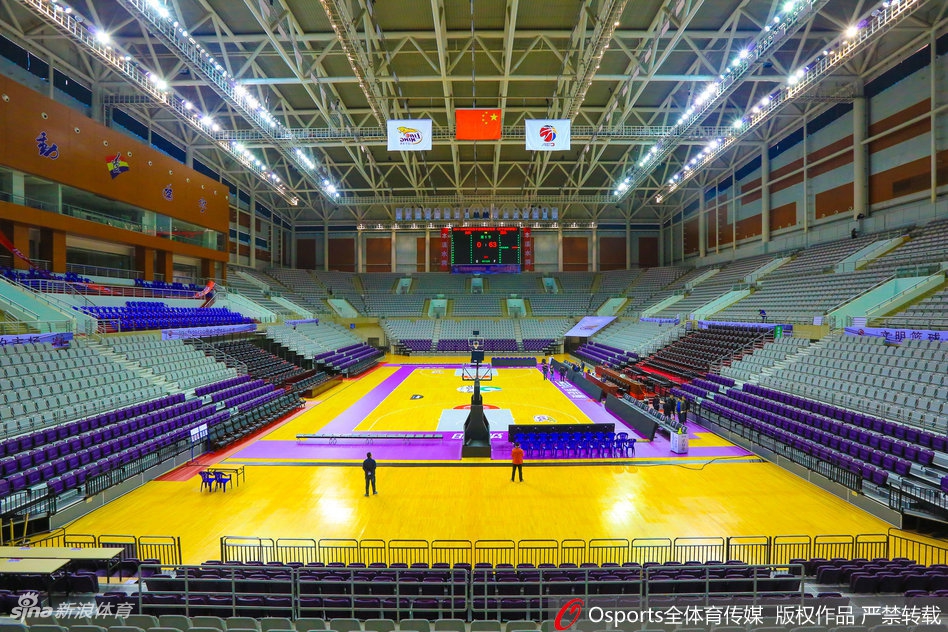 辽篮将士们围在一起加油鼓劲，团结一心的氛围令人动容。