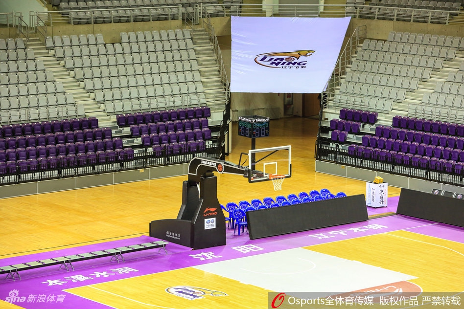 球员通道口视角，灯光聚焦于场地中央，仿佛等待着主角登场。