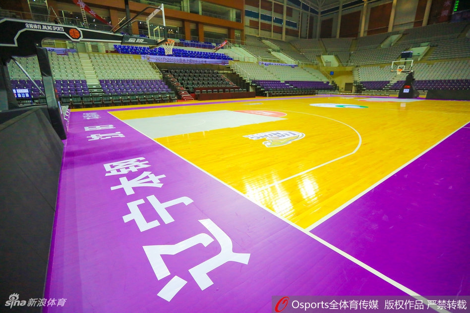 辽篮核心郭艾伦在训练中全神贯注，眼神犀利，运球突破。