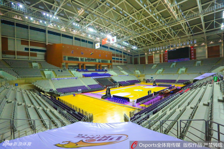 雄伟的辽宁体育馆外景，红旗招展，静候辽篮将士凯旋归来。