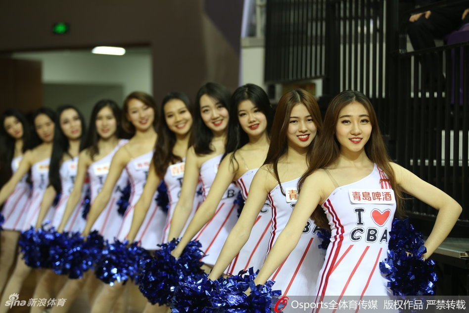 表演结束后，队员们向观众席挥手致意，笑容中带着运动后的绯红，这一刻她们不仅是舞者，更是传递快乐的篮球宝贝。