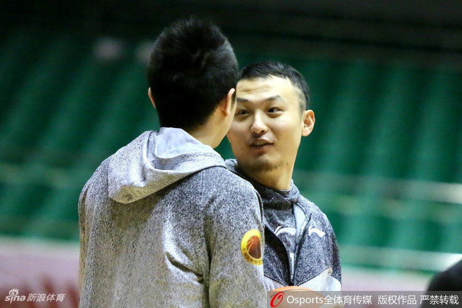 主帅凯撒目光如炬，在训练场上大声呼喊，用手势比划着战术，神情专注地为弟子们布置着破解广厦防线的关键跑位。