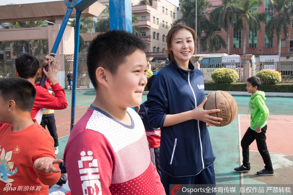换上一袭白色连衣裙的刘格婷，在绿植墙边回眸一笑，长发及肩，身姿挺拔，仿佛将球场的坚毅与生活的温柔完美融合，展现出别样的女神范儿。