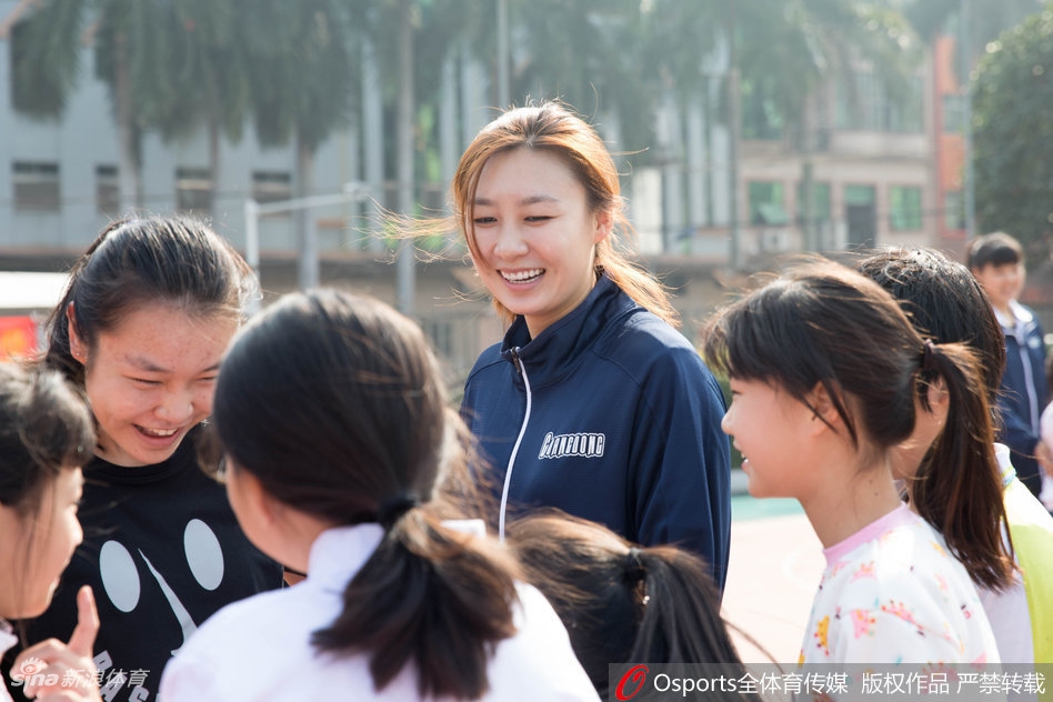 身穿牛仔短裤的刘格婷在街头随性漫步，一双笔直修长的美腿格外吸睛，即便只是简单的背影，也流露出一种自信而优雅的运动美感。