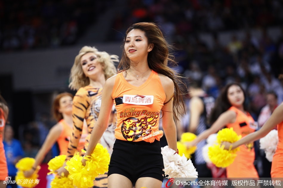 虎女郎身着亮黄色短裙，在灯光下肌肤胜雪，高难度的舞蹈动作展现出极佳的身体柔韧性