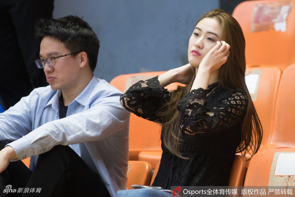 在球迷互动环节中，几位广厦美女球迷被镜头捕捉到，她们兴奋地挥舞着手中的充气棒，脸上洋溢着青春与对篮球的热爱。