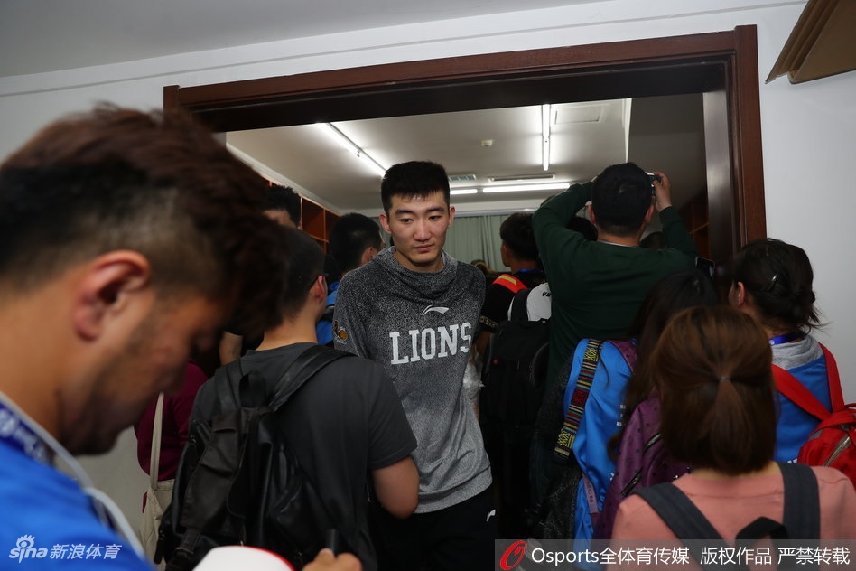 全体队员在场地中央围成一个大圈，手舞足蹈地跳跃着，替补球员甚至激动地冲进场内，整个画面洋溢着青春与胜利的狂欢气息。