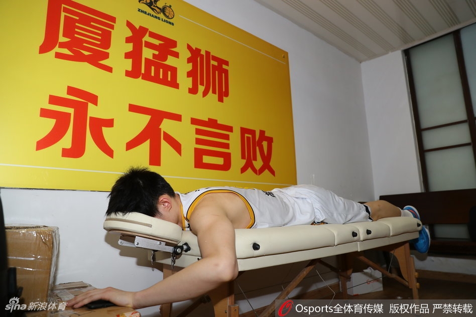 胡金秋在篮下卡位要球，年轻的面庞上写满了与年龄不符的坚毅，他在内线的拼抢为球队赢得了宝贵的二次进攻机会。