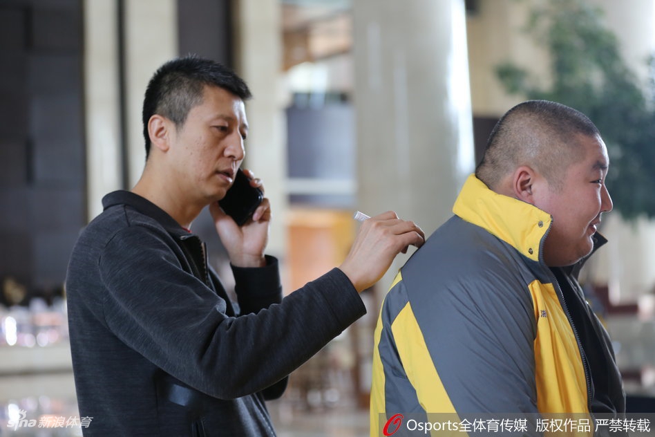 功勋外援哈德森被热情的球迷层层包围，他怀抱着一个可爱的孩子，脸上露出憨厚而幸福的笑容。这位总决赛MVP在赛季初经历了低谷，却在季后赛用出色的表现兑现了带领辽宁圆梦的诺言。