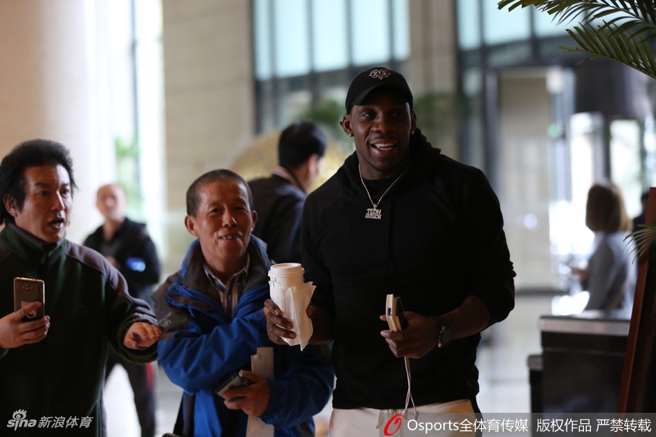 夜色中，辽宁男篮下榻的酒店门口被热情的球迷围得水泄不通，他们高举着手机和海报，汇聚成一片蓝色的星光海洋，眼中闪烁着激动的泪光，只为等待心中的英雄归来。