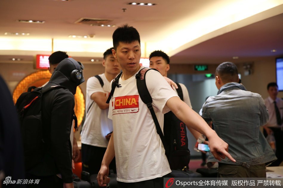 机场大厅内，热情的沈阳球迷高举着手机，争相拍摄这群中国篮球的未来之星，闪光灯与欢呼声交织，构成了最动感的欢迎乐章。