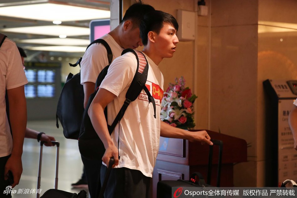 获胜后，胡金秋等年轻球员在更衣室内合影留念，背景墙上“中国队”三个大字格外醒目，他们用一场硬仗的胜利，宣告了中国男篮新生代的崛起。