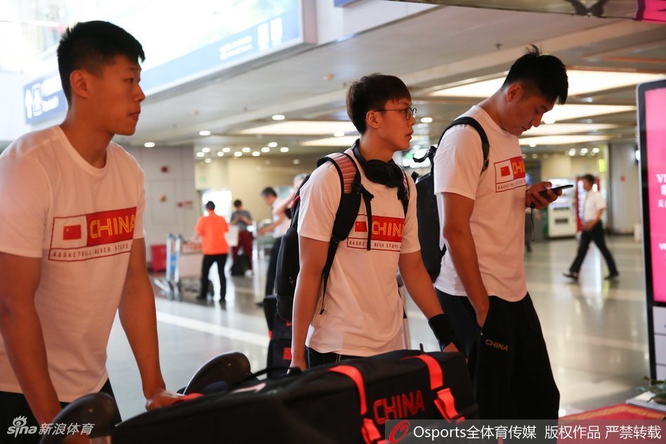 赛场上，年轻的后卫吴前面对伊朗高大的防守者毫无惧色，他一个变向晃开空间，高高跃起跳投，篮球在空中划出美妙的弧线直钻网窝。