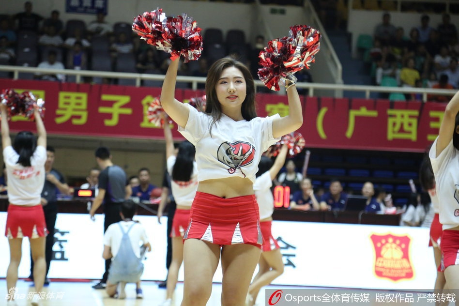 一名啦啦队员在表演中绽放出灿烂的笑容，眼神明亮而有神，仿佛在用最真挚的热情感染着现场的每一位观众，这种发自内心的快乐正是体育魅力的一部分。