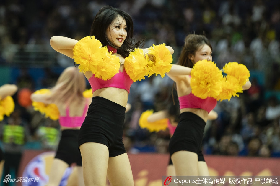 舞台上，宝贝们排列整齐，修长的身线随着队形变换划出优美弧线，共同编织出青春活力的画卷。